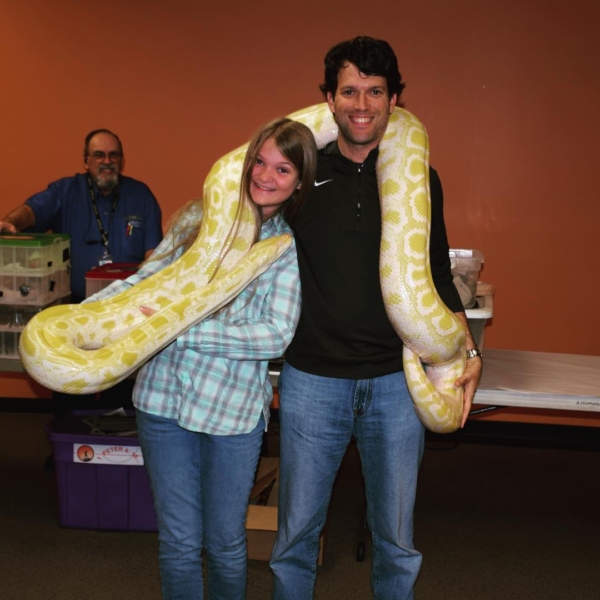 15' long, 100 lb Burmese Python. #whydidithavetobesnakes #snakes #family #travel